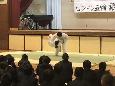 杉本美香が横浜の中学校で実技 講話 得意の払腰含め投げ技を次々披露 活動レポート 株式会社rights ライツ