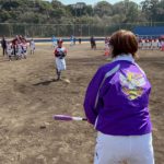 宇津木妙子が鹿児島県日置市で「過去にないくらい終始元気」な約150名の参加者を対象にソフトボール教室を実施